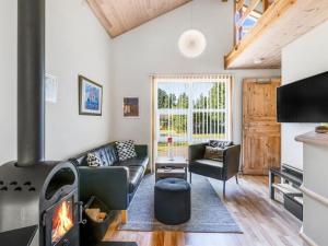 Μια τηλεόραση ή/και κέντρο ψυχαγωγίας στο Holiday Home Angantir - 4-8km from the sea by Interhome +18 φωτογραφίες