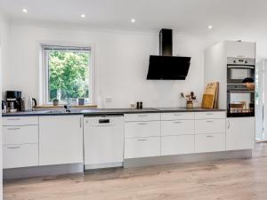 Kuchyň nebo kuchyňský kout v ubytování Holiday Home Wolter - 1-7km from the sea by Interhome