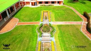 Aed väljaspool majutusasutust Hotel Laverdieri +7 fotot