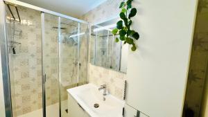 a bathroom with a sink and a shower at Vue d'Opale - Appartement vue mer Stella-Plage in Stella-Plage +28 photos