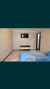 Ένα ή περισσότερα κρεβάτια σε δωμάτιο στο Ауельбекова 53