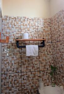 ein Badezimmer mit Dusche, Toilette und Waschbecken in der Unterkunft Koral House - GURIÚ in Camocim