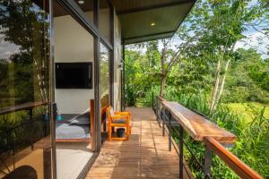 Rõdu või terrass majutusasutuses Tree of Heaven Lodge