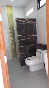 Ένα μπάνιο στο Wisuthida Villa