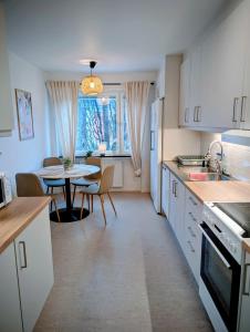 een keuken met een tafel en een eetkamer bij All you need! Fully furnished apartment in the heart of Katrineholm in Katrineholm