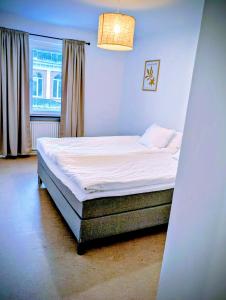een klein bed in een kamer met een raam bij All you need! Fully furnished apartment in the heart of Katrineholm in Katrineholm