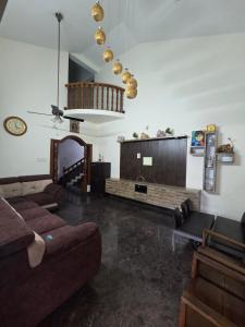 ein Wohnzimmer mit Sofa und Tisch in der Unterkunft Cozy Villa 10 mins from beach, 30 mins from Agumbe in Kalyānpur