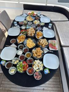 Ein Tisch mit einem Haufen Essen drauf. in der Unterkunft Private Luxury Bosphorus Yacht 2 Continents Experience in Istanbul