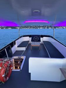 ein Boot, das auf dem Wasser liegt, mit einem roten Boot in der Unterkunft Private Luxury Bosphorus Yacht 2 Continents Experience in Istanbul