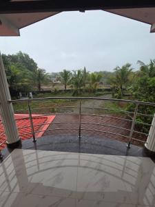 ein Blick vom Balkon eines Gebäudes in der Unterkunft Cozy Villa 10 mins from beach, 30 mins from Agumbe in Kalyānpur