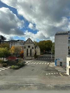 een verlaten straat met een oude kerk en een gebouw bij Studio Bd Béranger centre de Tours in Tours