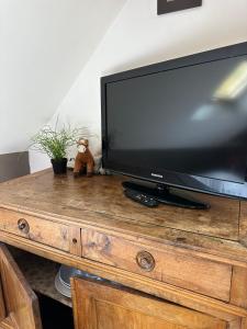 een televisie op een houten dressoir bij Studio Bd Béranger centre de Tours in Tours