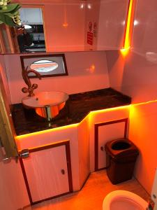 ein kleines Badezimmer mit Waschbecken und Toilette in der Unterkunft Private Luxury Bosphorus Yacht 2 Continents Experience in Istanbul