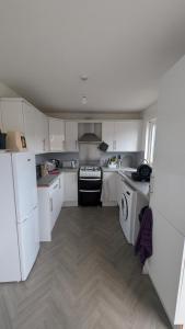 爱丁堡Casa Porcians的厨房配有白色橱柜和炉灶。