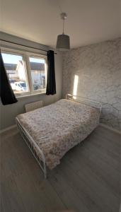 爱丁堡Casa Porcians的一间带床和石墙的卧室