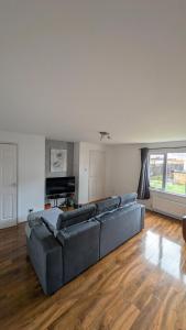 爱丁堡Casa Porcians的一个带两张沙发和一台电视的大客厅