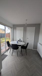 爱丁堡Casa Porcians的一间有桌椅和窗户的餐厅 更多11张照片