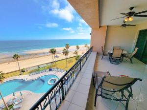 een balkon met uitzicht op het strand bij Sonoran Spa W608 in Campo del Medio