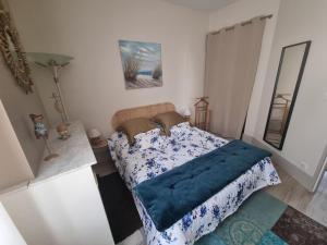 Giường trong phòng chung tại Calme et confort centre ville avec parking privé