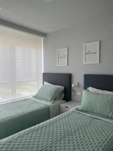 Una cama o camas en una habitación de ONIX BY GM RENTALS 31 fotos más