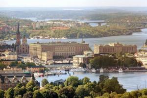 Blick auf eine Stadt mit Fluss und Gebäuden in der Unterkunft Södermalm City Flat in Stockholm