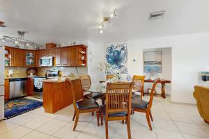 una cucina e una sala da pranzo con tavolo e sedie di Coral Delight a Key Largo