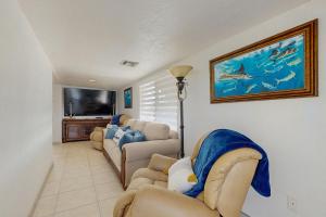 un soggiorno con divani e TV a schermo piatto di Coral Delight a Key Largo