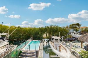 una barca è attraccata accanto a una piscina di Coral Delight a Key Largo