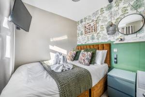a small bedroom with a bed and a tv at KILEX House contractor-friendly base in Bedlinog village in Bedlinog
