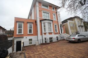 une maison avec une voiture garée devant dans l'établissement Isleworth Place - Apt D, à Hounslow