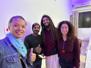 菩提伽耶Glamour palace的一群人在房间里竖起大拇指