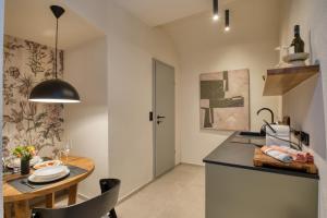 Steirerblicke City Apartments في غراتس: مطبخ مع طاولة وغرفة طعام