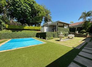 Chamane Place في ديربان: ساحة بها مسبح و منزل