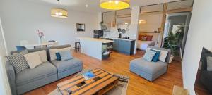 モン・ド・マルサンにあるLa Galupeのソファとテーブルのあるリビングルーム