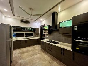 Η κουζίνα ή μικρή κουζίνα στο Haven Lodge - 5BR Luxury Retreat in DHA Phase 6