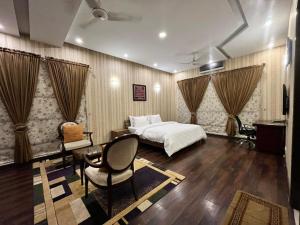 Ένα ή περισσότερα κρεβάτια σε δωμάτιο στο Haven Lodge - 5BR Luxury Retreat in DHA Phase 6