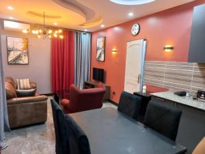 een vergaderruimte met een tafel en stoelen bij The Home Apartments in Kolwezi