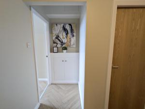 een hal met een deur naar een kamer bij Waterfoot Penthouse Apartment in Newcastle