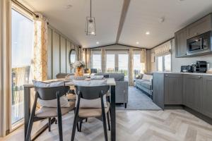 Η κουζίνα ή μικρή κουζίνα στο Lodge No 133 Hot Tub Stewart's Resort Cameron