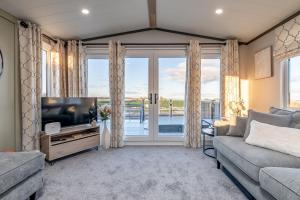 Χώρος καθιστικού στο Lodge No 133 Hot Tub Stewart's Resort Cameron