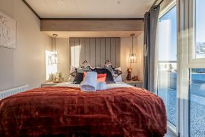 Ένα ή περισσότερα κρεβάτια σε δωμάτιο στο Lodge No 133 Hot Tub Stewart's Resort Cameron +25 φωτογραφίες