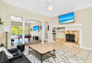 Телевизор и/или развлекательный центр в Indian River Tranquil Waterfront Retreat