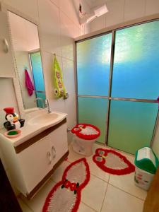 Un baño con inodoro, lavabo y espejo. en Chácara Aconchegante Vista Linda com Roupa de Cama, en Socorro