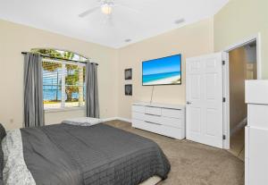 Кровать или кровати в номере Indian River Tranquil Waterfront Retreat +40 фотографий