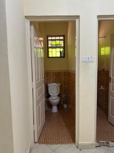 蒙巴萨Arjazz Homes的一间带卫生间的浴室和窗户。 更多4张照片