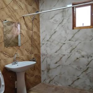 久姆里Second Floor的带水槽和淋浴的浴室 更多9张照片