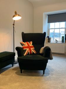 Χώρος καθιστικού στο Modern loft style apartment in converted church