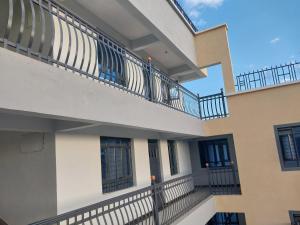 vista sull'esterno di un edificio con balconi di Empiris Luxe Homes a Narok