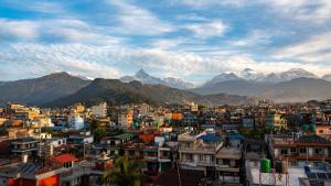 uma vista de uma cidade com montanhas ao fundo em Hotel Yatri em Pokhara