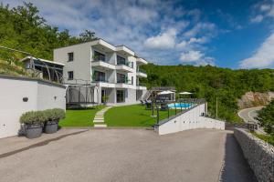 Swimmingpoolen hos eller tæt på Villa Lavinia